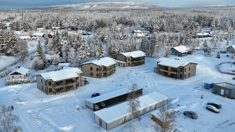 Stugor byggda av Knuts bygg i vackert snölandskap.